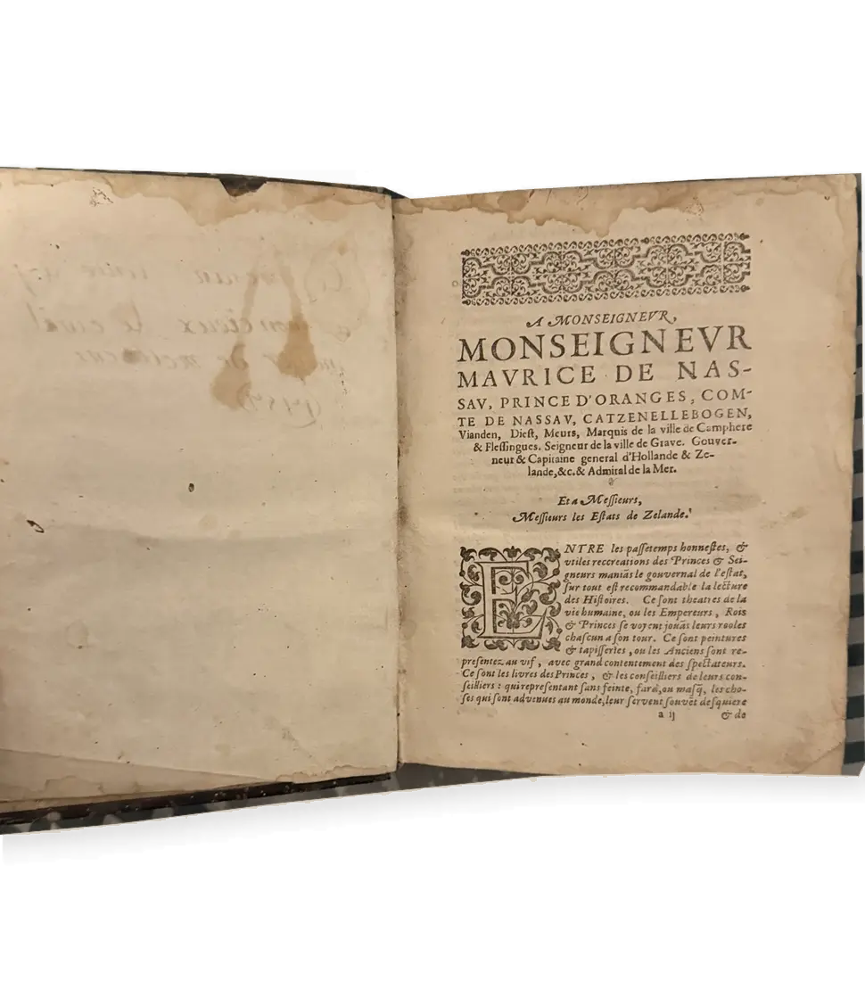 Recueil protestant de 1605 ouvert sur la dédicace à Maurice de Nassau, sur fond ivoire